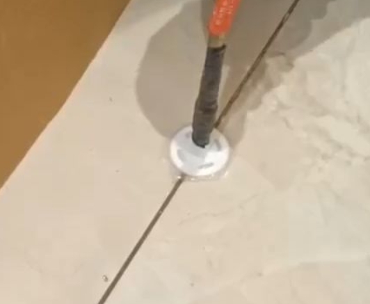临渭瓷砖空鼓维修公司专业解答瓷砖在铺贴过程中，如果没有涂抹均匀到位的粘结材料（如水泥砂浆或瓷砖胶），可能会导致以下问题